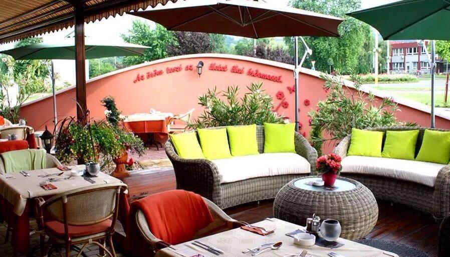 Bed and Breakfast Ambrózia Étterem és Panzió Kazincbarcika Exterior foto