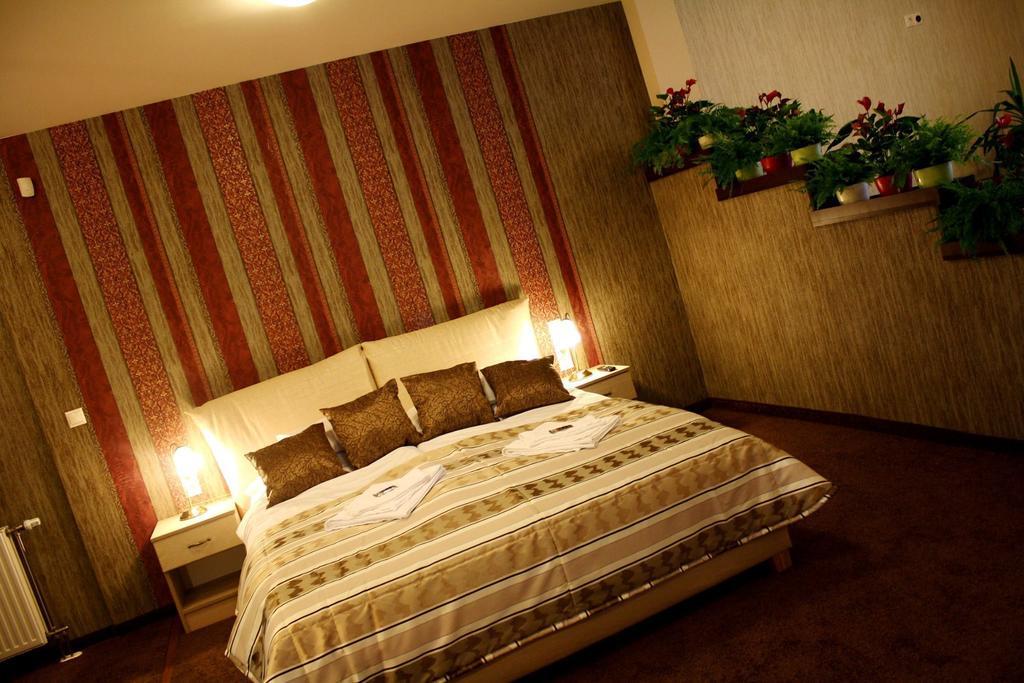 Bed and Breakfast Ambrózia Étterem és Panzió Kazincbarcika Habitación foto