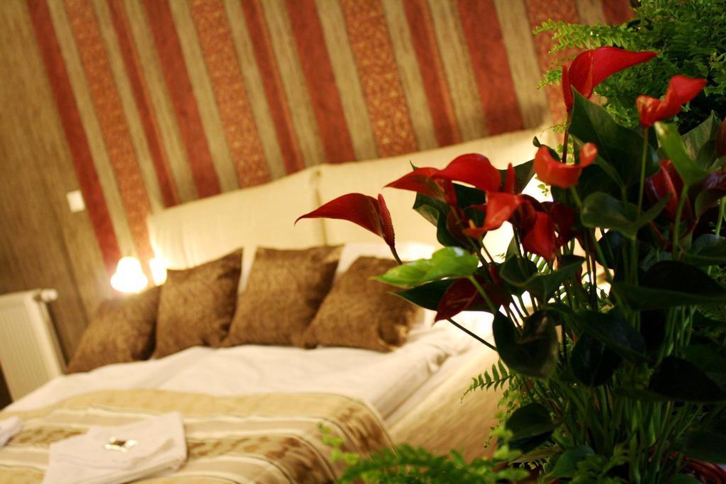 Bed and Breakfast Ambrózia Étterem és Panzió Kazincbarcika Habitación foto