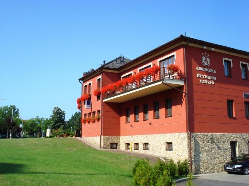 Bed and Breakfast Ambrózia Étterem és Panzió Kazincbarcika Exterior foto