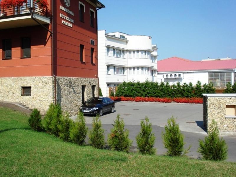 Bed and Breakfast Ambrózia Étterem és Panzió Kazincbarcika Exterior foto