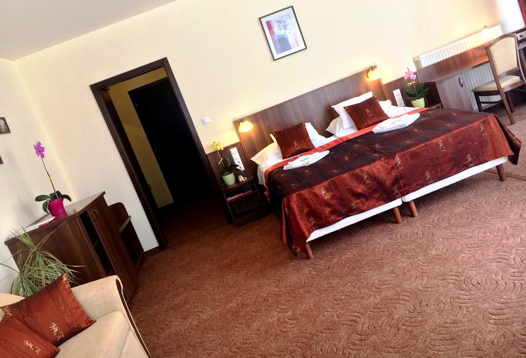 Bed and Breakfast Ambrózia Étterem és Panzió Kazincbarcika Exterior foto
