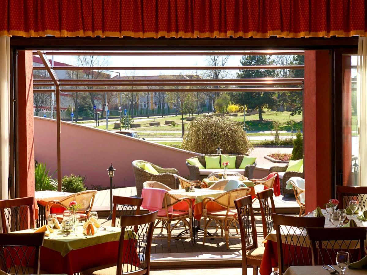 Bed and Breakfast Ambrózia Étterem és Panzió Kazincbarcika Exterior foto